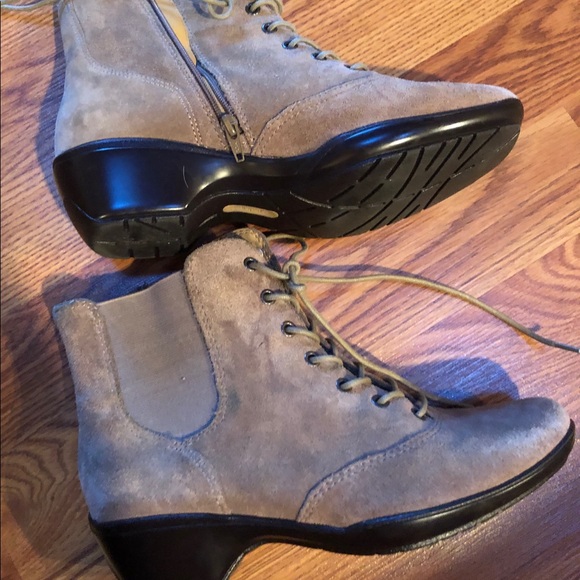 SOFTSPOTS Tan Color Suede Booties Size 7 - Picture 4 of 11